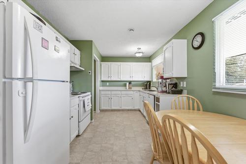 1121 Mountain View Road, Armstrong, BC - Indoor Photo Showing Kitchen