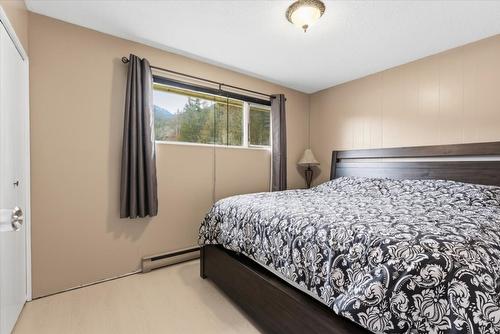 1121 Mountain View Road, Armstrong, BC - Indoor Photo Showing Bedroom