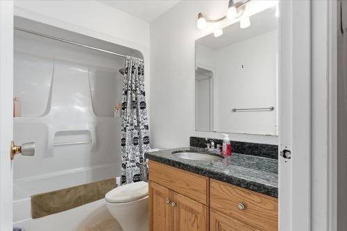 1121 Mountain View Road, Armstrong, BC - Indoor Photo Showing Bathroom