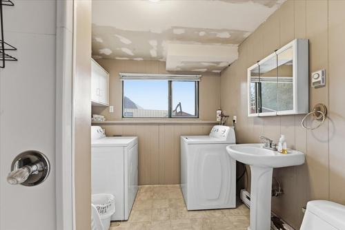 1121 Mountain View Road, Armstrong, BC - Indoor Photo Showing Laundry Room