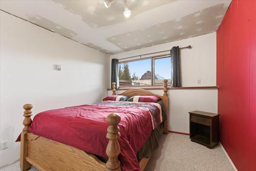 1121 Mountain View Road, Armstrong, BC - Indoor Photo Showing Bedroom