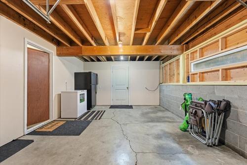 1121 Mountain View Road, Armstrong, BC - Indoor Photo Showing Basement