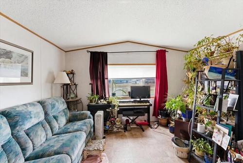 1121 Mountain View Road, Armstrong, BC - Indoor Photo Showing Living Room