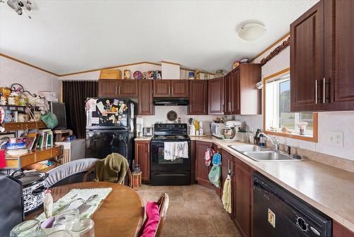 1121 Mountain View Road, Armstrong, BC - Indoor Photo Showing Kitchen With Double Sink