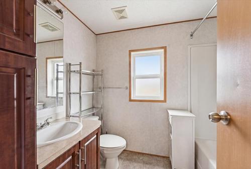 1121 Mountain View Road, Armstrong, BC - Indoor Photo Showing Bathroom