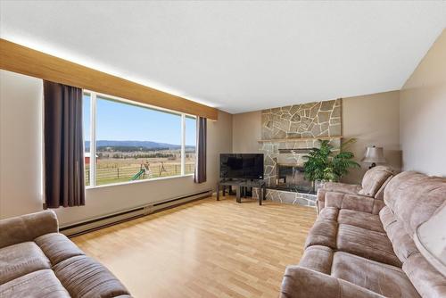 1121 Mountain View Road, Armstrong, BC - Indoor Photo Showing Living Room With Fireplace