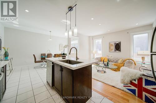 127 Decast Crescent, Markham, ON - Indoor Photo Showing Kitchen With Upgraded Kitchen