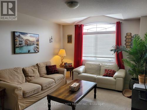 369 Falling Green Crescent, Kitchener, ON - Indoor Photo Showing Living Room