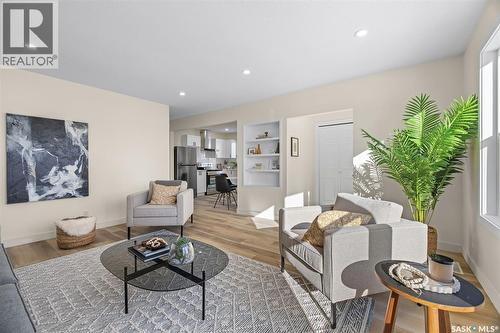 91 Howell Avenue, Saskatoon, SK - Indoor Photo Showing Living Room