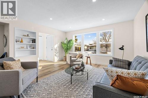 91 Howell Avenue, Saskatoon, SK - Indoor Photo Showing Living Room