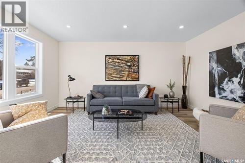 91 Howell Avenue, Saskatoon, SK - Indoor Photo Showing Living Room