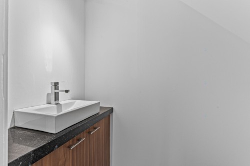 Powder room - 19780 Place De L'Aviron, Mirabel, QC - Indoor Photo Showing Bathroom