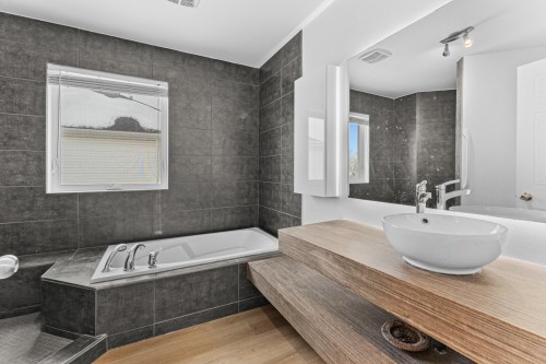 Bathroom - 19780 Place De L'Aviron, Mirabel, QC - Indoor Photo Showing Bathroom