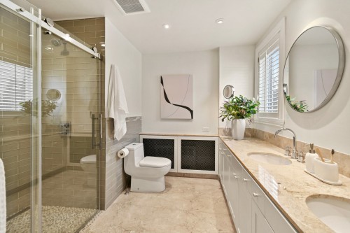 Salle de bains attenante à la CCP - 1670 Ch. Markham, Mont-Royal, QC - Indoor Photo Showing Bathroom