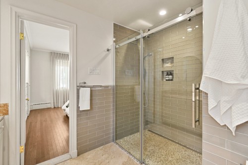 Salle de bains attenante à la CCP - 1670 Ch. Markham, Mont-Royal, QC - Indoor Photo Showing Bathroom