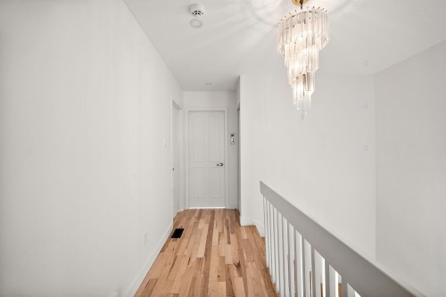 Passageway - 631 Boul. Dr.-Frederik-Philips, Montréal (Saint-Laurent), QC 