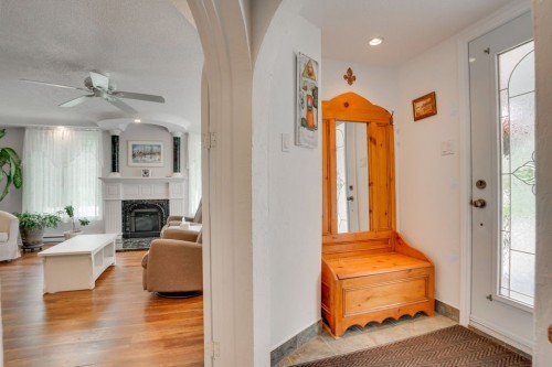 Hall d'entrée/Vestibule - 186 3E Rang Du Gore, Lochaber, QC - Indoor With Fireplace