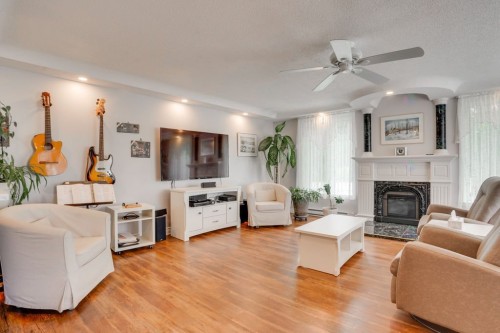 Salon - 186 3E Rang Du Gore, Lochaber, QC - Indoor Photo Showing Living Room With Fireplace