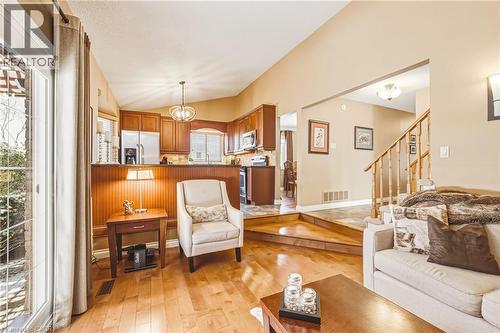 577 Tomahawk Crescent, Ancaster, ON - Indoor Photo Showing Living Room