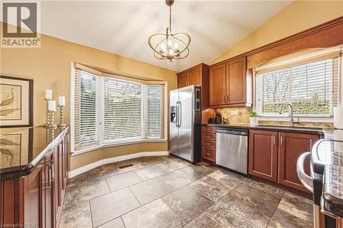 577 Tomahawk Crescent, Ancaster, ON - Indoor Photo Showing Kitchen
