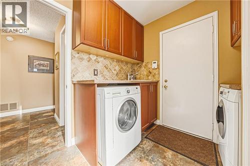 577 Tomahawk Crescent, Ancaster, ON - Indoor Photo Showing Laundry Room