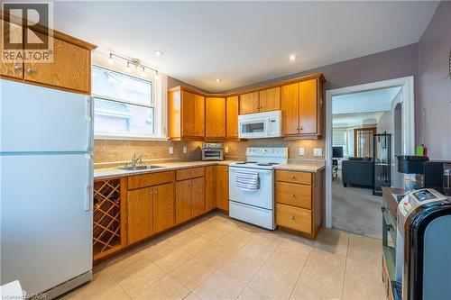 290 East 14Th Street, Hamilton, ON - Indoor Photo Showing Kitchen