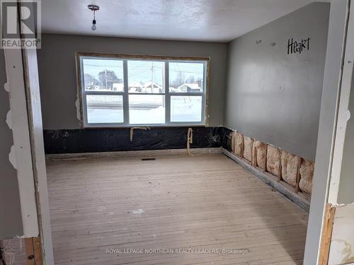 Residence Building - 5 Sixth St W, Smooth Rock Falls (Srf), ON 