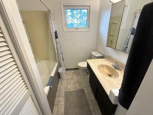 14 Queen Elizabeth Avenue, Erickson, MB - Indoor Photo Showing Bathroom