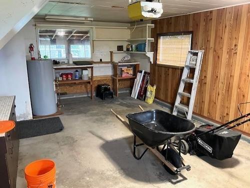 14 Queen Elizabeth Avenue, Erickson, MB - Indoor Photo Showing Garage