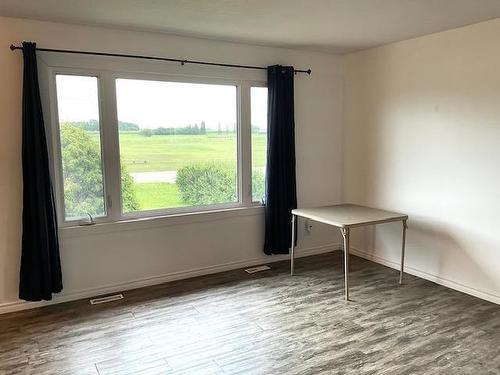 14 Queen Elizabeth Avenue, Erickson, MB - Indoor Photo Showing Other Room
