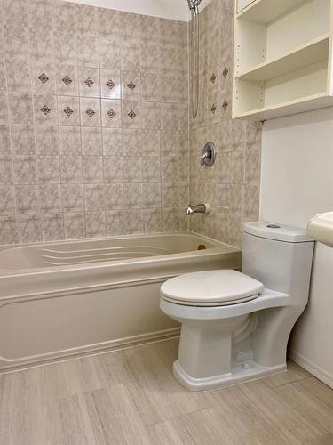 Main level - 4 pce bathroom - 622 Hamilton Avenue, Winnipeg, MB - Indoor Photo Showing Bathroom