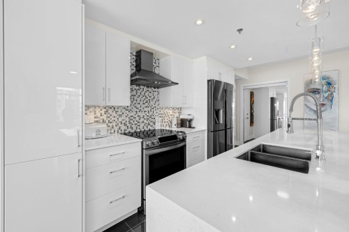 Cuisine - 501-359 Boul. Brunswick, Pointe-Claire, QC - Indoor Photo Showing Kitchen With Upgraded Kitchen