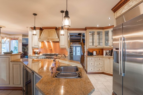 Cuisine - 8940 Boul. Marie-Victorin, Brossard, QC - Indoor Photo Showing Kitchen With Double Sink With Upgraded Kitchen