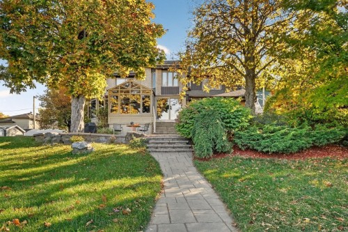 Cour - 8940 Boul. Marie-Victorin, Brossard, QC - Outdoor