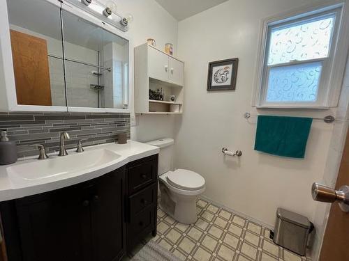 42 Hannah Street, Emo, ON - Indoor Photo Showing Bathroom