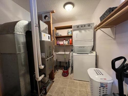 42 Hannah Street, Emo, ON - Indoor Photo Showing Laundry Room