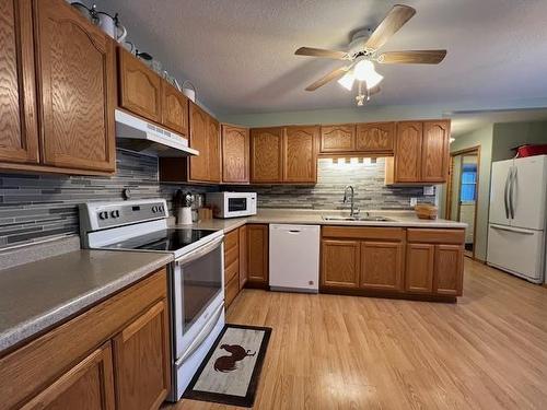 42 Hannah Street, Emo, ON - Indoor Photo Showing Kitchen