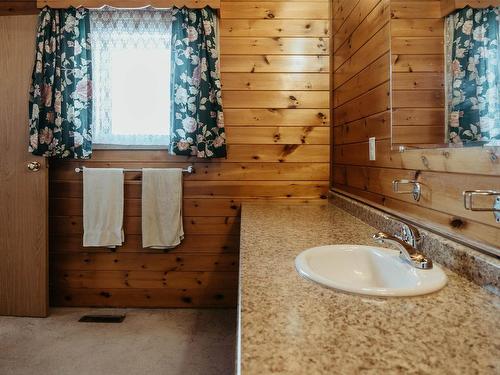 996 Redditt Road, Kenora, ON - Indoor Photo Showing Bathroom