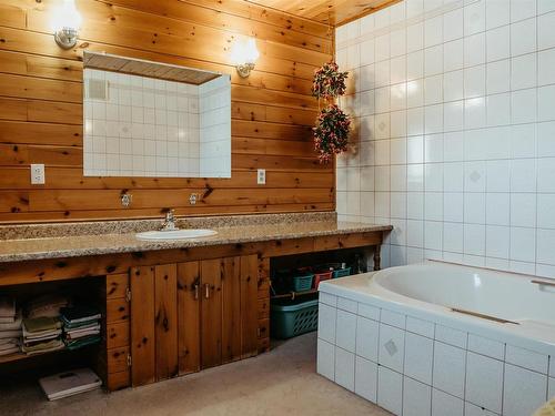 996 Redditt Road, Kenora, ON - Indoor Photo Showing Bathroom