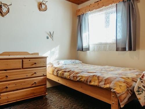 996 Redditt Road, Kenora, ON - Indoor Photo Showing Bedroom