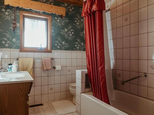 996 Redditt Road, Kenora, ON - Indoor Photo Showing Bathroom