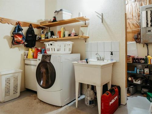 996 Redditt Road, Kenora, ON - Indoor Photo Showing Laundry Room
