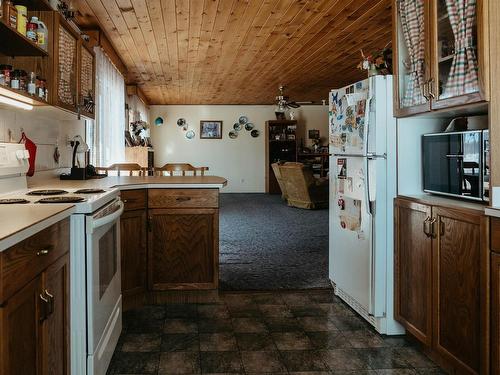 996 Redditt Road, Kenora, ON - Indoor Photo Showing Kitchen