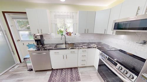 821 Westwood Drive, Cranbrook, BC - Indoor Photo Showing Kitchen With Upgraded Kitchen