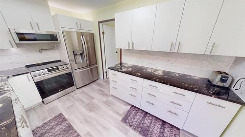 821 Westwood Drive, Cranbrook, BC - Indoor Photo Showing Kitchen With Upgraded Kitchen