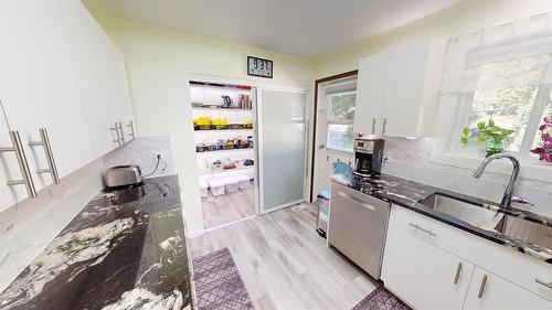 821 Westwood Drive, Cranbrook, BC - Indoor Photo Showing Kitchen With Double Sink
