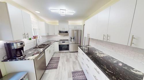 821 Westwood Drive, Cranbrook, BC - Indoor Photo Showing Kitchen With Double Sink With Upgraded Kitchen