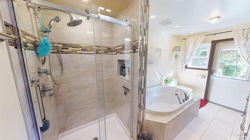 821 Westwood Drive, Cranbrook, BC - Indoor Photo Showing Bathroom