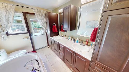 821 Westwood Drive, Cranbrook, BC - Indoor Photo Showing Bathroom