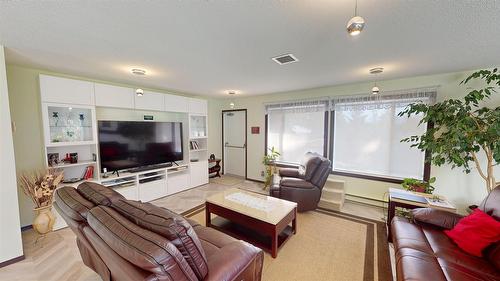 821 Westwood Drive, Cranbrook, BC - Indoor Photo Showing Living Room